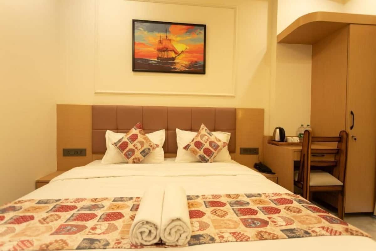 Escritorio y espacio para trabajar con laptop