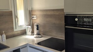 Coffee/tea maker, fridge, microwave, oven