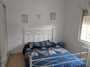4 Schlafzimmer, Reisekinderbett
