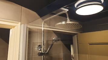 SĂšche-cheveux, serviettes fournies, savon, papier toilette