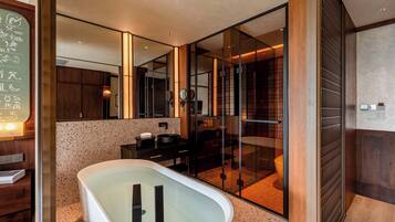 Kamar Double Mewah, pemandangan kebun | Kamar mandi | Perlengkapan mandi gratis, pengering rambut, jubah mandi, dan sandal