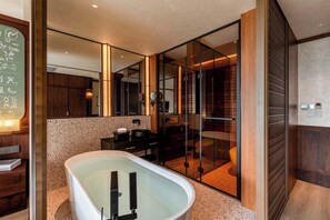 Habitación de lujo doble, vistas al jardín | Baño | Artículos de higiene personal gratuitos, secador de pelo y albornoces