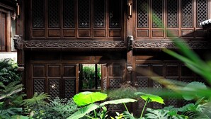 Un edificio de madera tradicional con intrincados grabados y ventanas con celosías.