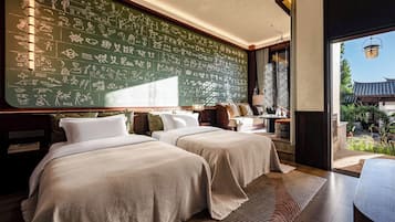 Romantisk tomannsrom, hageutsikt | Minibar (inkludert), safe på rommet, skrivebord og blendingsgardiner