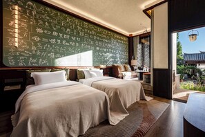 Romantisk tomannsrom, hageutsikt | Minibar (inkludert), safe på rommet, skrivebord og blendingsgardiner