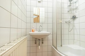 Departamento básico | Baño | Regadera, amenidades de baño gratuitas, secadora de cabello, toallas 