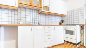 Eenvoudig appartement | Privékeuken | Een koelkast, een magnetron, een oven, een kookplaat