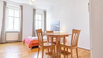 Basic Apartment | Dining