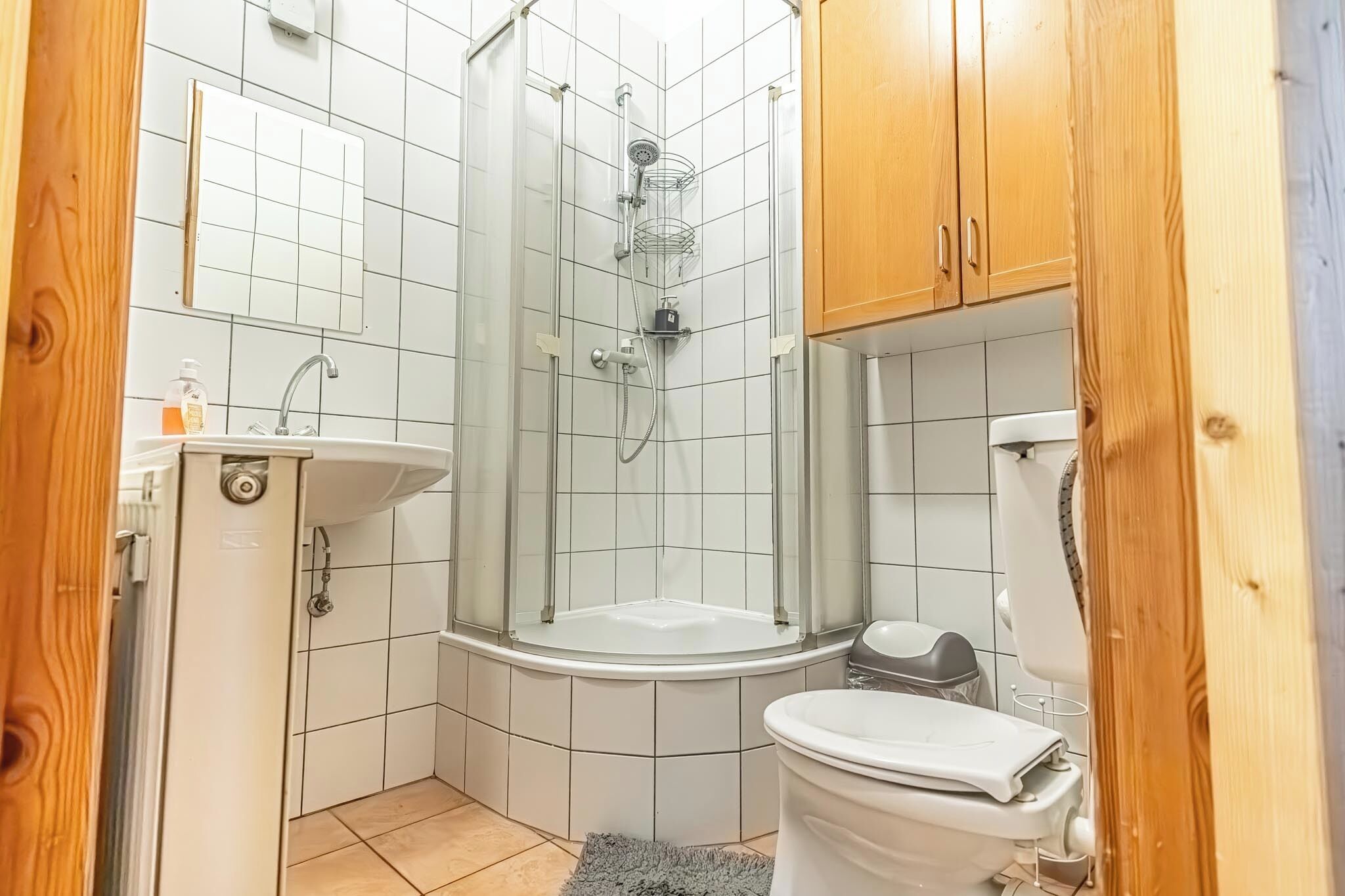 Basic Apartment | Bathroom | Shower, free toiletries, hair dryer, towels
