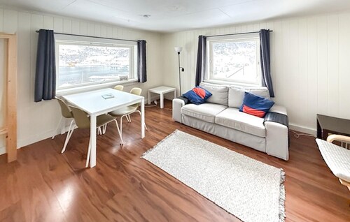 Cozy home in Stongfjorden with house sea view