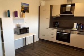 Fridge, microwave, oven, stovetop - Holiday home with 4 bedrooms (Kellenhusen)