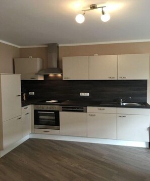 Fridge, microwave, oven, stovetop - Holiday home with 2 bedrooms (Kellenhusen)