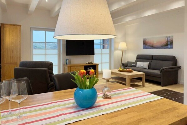 Smart TV, fireplace, stereo