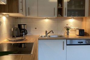Fridge, microwave, oven, stovetop - Lucy's Panorama Apartment (Kössen)