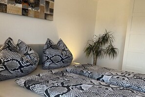 2 bedrooms, iron/ironing board, free WiFi, bed sheets - Lucy's Panorama Apartment (Kössen)