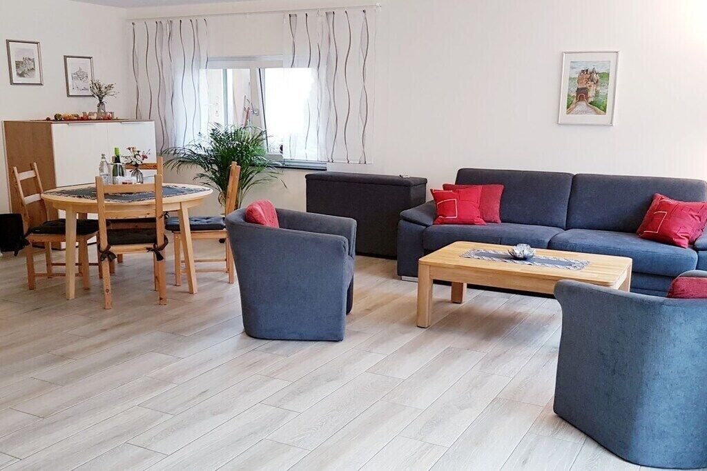 Smart-TV, Kamin, Bücher, Stereoanlage