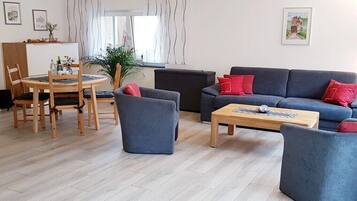 Smart-TV, Kamin, Bücher, Stereoanlage