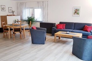 Smart TV, fireplace, books, stereo - Holiday apartment in Moselkern with barbecue (Moselkern)
