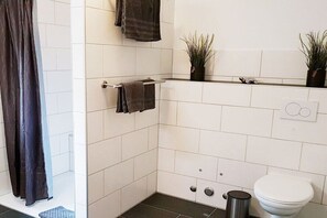 Shower, hair dryer - Holiday apartment in Moselkern with barbecue (Moselkern)