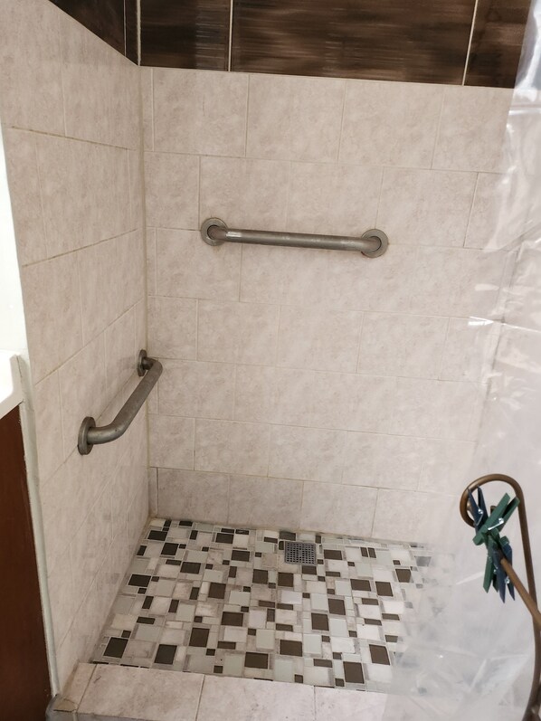 Serviettes fournies, savon, papier de toilette