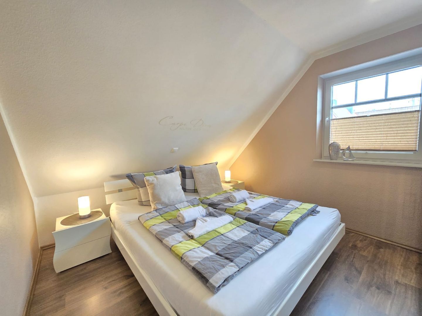 办公桌、熨斗/熨衣板、WiFi