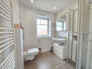 Hair dryer, towels, soap - Ferienwohnung Meerglück - Welcome to the Meerglück vacation apartment in Norddeich (Norden)