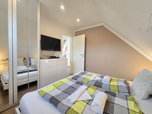 Desk, iron/ironing board, WiFi - Ferienwohnung Meerglück - Welcome to the Meerglück vacation apartment in Norddeich (Norden)