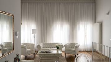 Tv, eldstad och en stereo