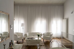 Fernseher, Kamin, Stereoanlage