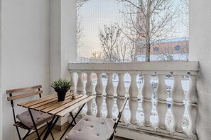 Outdoor dining - Lumina airy apartment with balcony (Warszawa BIG)