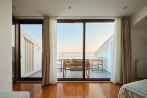 4 bedrooms, desk, iron/ironing board, free WiFi - Serene Sea View Family Escape with Private Sauna (Silivri)