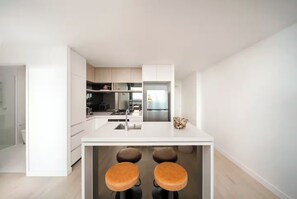 Microwave, oven, stovetop, dishwasher - Terracotta Skies - Soak the Sunset, Sip in Style (Brisbane City)