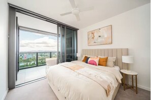 1 bedroom, iron/ironing board, WiFi, bed sheets - Terracotta Skies - Soak the Sunset, Sip in Style (Brisbane City)