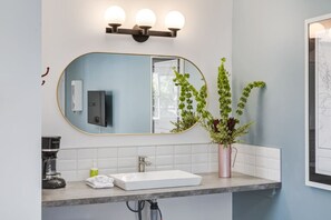 Hårtork, handdukar, tvål och schampo