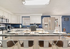 Wasserkocher mit Kaffee-/Teezubehör, Kühlschrank, Mikrowelle, Ofen