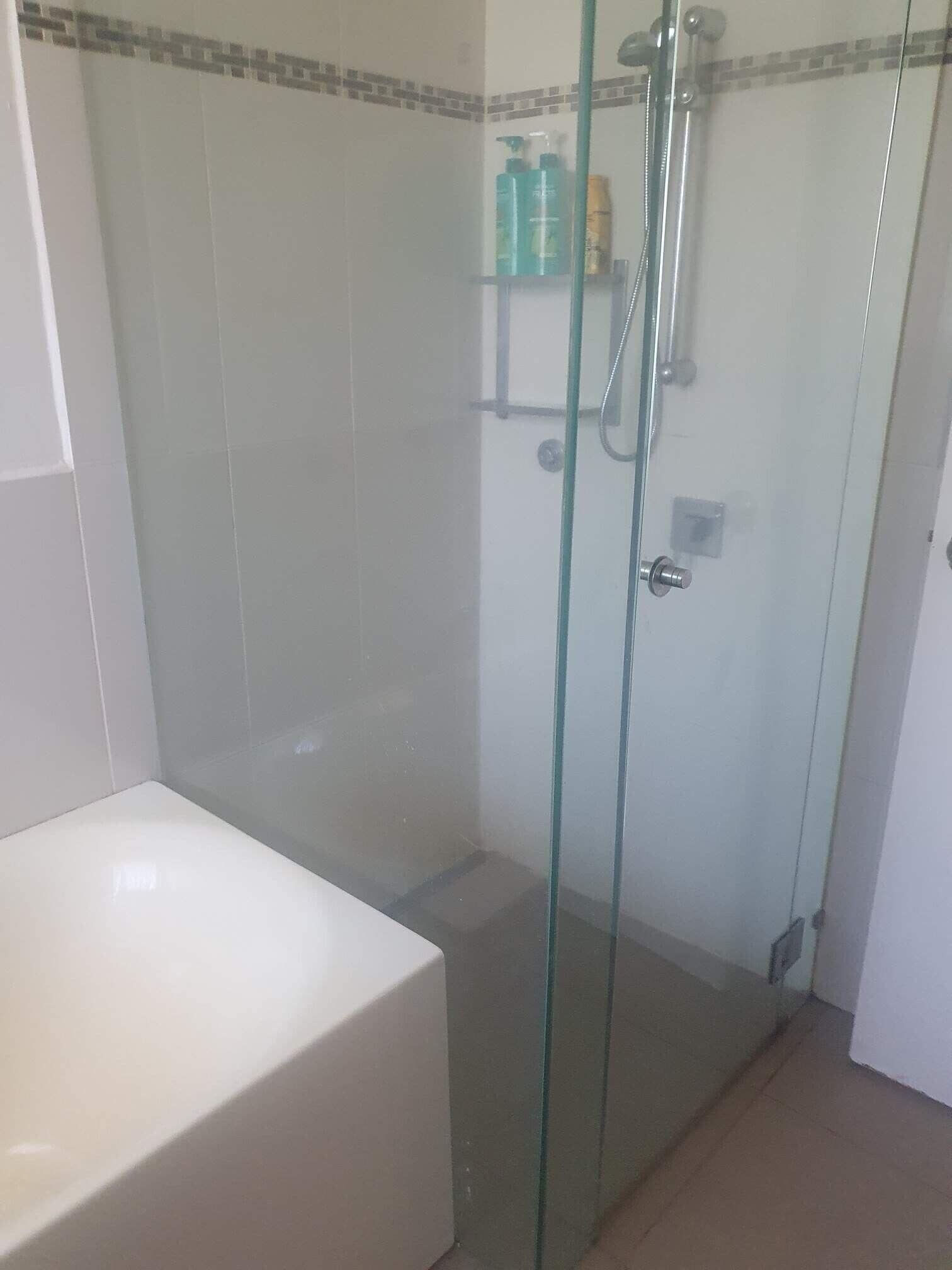ヘアドライヤー、タオル、石鹸、トイレットペーパー