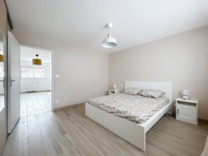 Iron/ironing board, WiFi, bed sheets - Quiet, bright new house - 4 bedrooms - Near center of Orléans (Orléans)