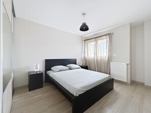 Iron/ironing board, WiFi, bed sheets - Quiet, bright new house - 4 bedrooms - Near center of Orléans (Orléans)