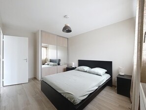 Iron/ironing board, WiFi, bed sheets - Quiet, bright new house - 4 bedrooms - Near center of Orléans (Orléans)