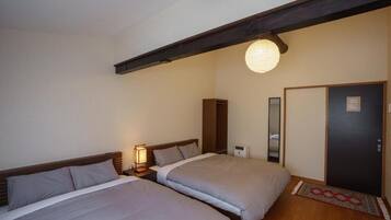 Family Twin Room | Desk, blackout drapes, soundproofing, free WiFi