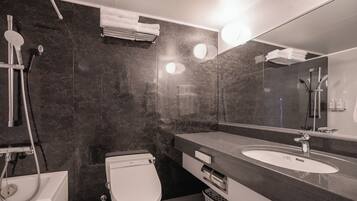 Familie driepersoonskamer | Badkamer | Een aparte badkuip en douche, een haardroger, pantoffels, handdoeken