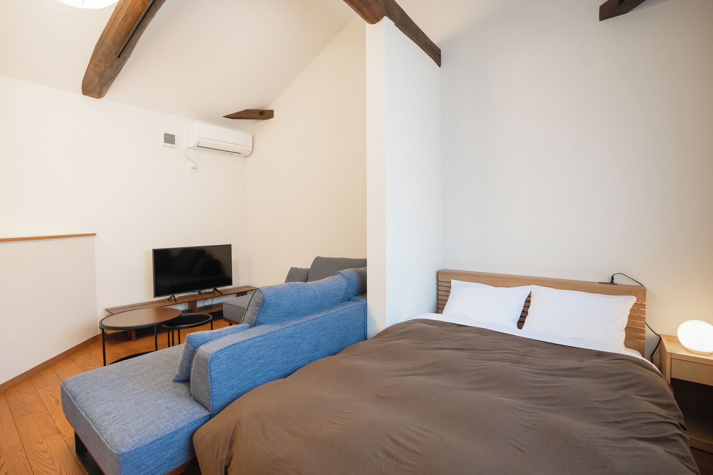 家庭三人房 | 办公桌、遮光窗帘、隔音、免费 WiFi