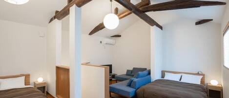 Escritorio, cortinas blackout, insonorización y wifi gratis