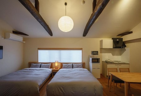 Desk, blackout drapes, soundproofing, free WiFi. Coto