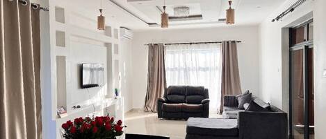 Talo, 4 makuuhuonetta, esteetön, tupakointi sallittu | Olohuone