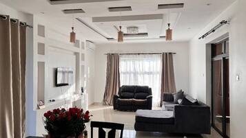 House, 4 Bedrooms, Accessible, Smoking | Living room