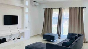 Living room - Villa With 4 Bedrooms (Lusaka)