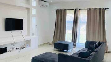 House, 4 Bedrooms, Accessible, Smoking | Living room