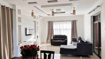 House, 4 Bedrooms, Accessible, Smoking | Living room