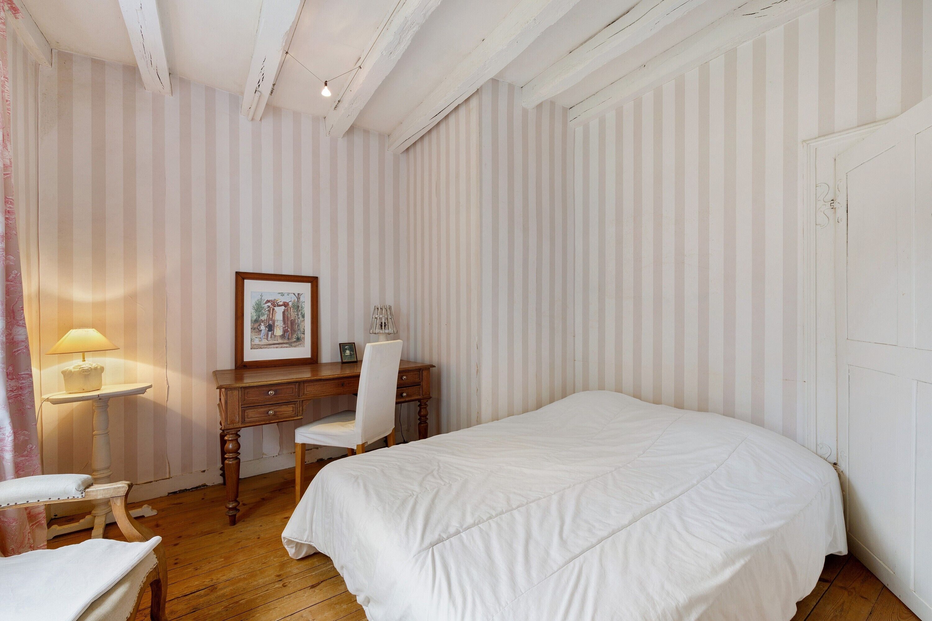 Tabla de planchar con plancha, wifi y ropa de cama 